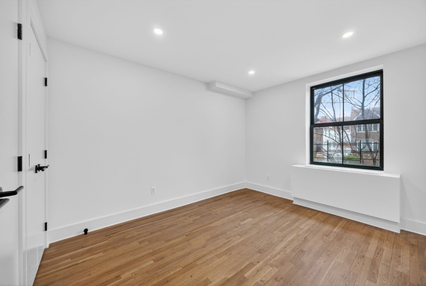 05_1139_Prospect_Ave_Brooklyn_NY_11218-Living_room-3D2A4912